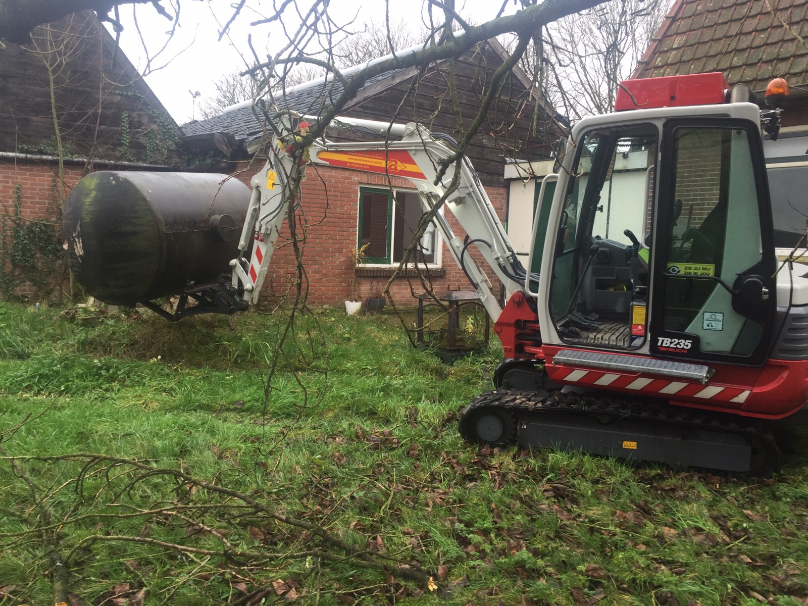 Tanksanering-met-Takeuchi-lepel